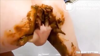 Milf smearing shit and fisting