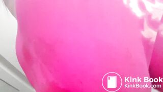 Shit in pink leggings