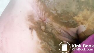 Shit in pink leggings