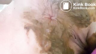 Shit in pink leggings