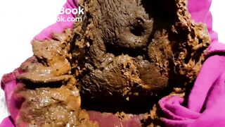 Shit in pink leggings