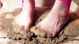 pantyhose milf in very messy scat 3