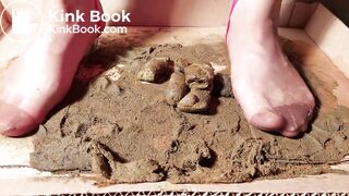 pantyhose milf in very messy scat 3