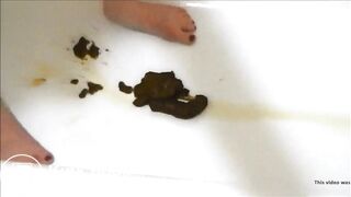 Milf smears her self with shit in the bath