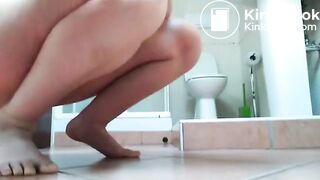 Beautiful milf eat and smear scat