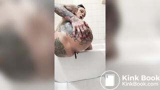 #Mommy #shits off the side of the #bathtub
