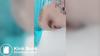 Mommy drops the deuce