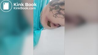 Mommy drops the deuce