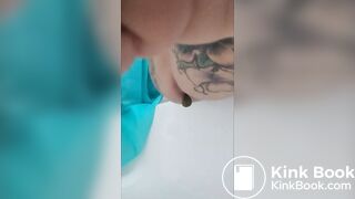 Mommy drops the deuce