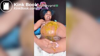 Ebony shits then smears it all on ass