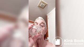 Washing my scat down with my pee yummy