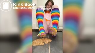 SCAT - Sexy girls Pooping 2