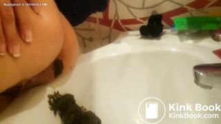 SCAT - Sexy girls Pooping 24