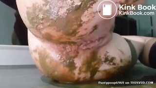 SCAT - Sexy girls Pooping 25