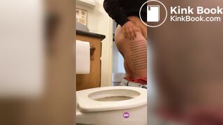 SCAT - Sexy girls Pooping 32