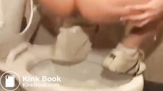 SCAT - Sexy girls Pooping 33