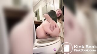 SCAT - Sexy girls Pooping 43