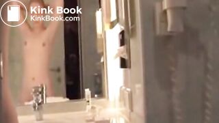 Beautifull Maisy play with her shit in the shower