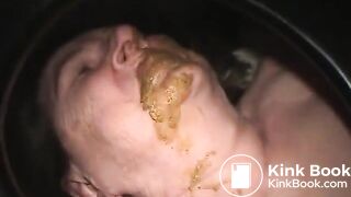 Grand-mère mange de la merde - Granny eats shit