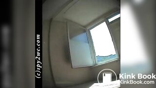 Девушка присела покакать в