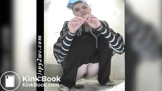 Девушка присела покакать в