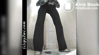 Девушка присела покакать в