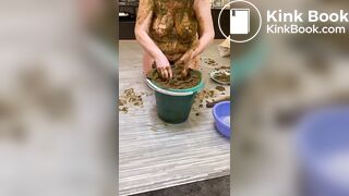 She loves cowshit! Vol met die bek in de mest!