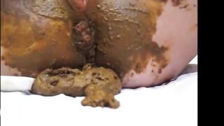Mature lady masturbating with brush and shitting