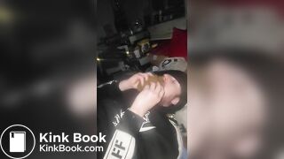 Hundescheiße in meinen Mund stopfen