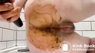 Babe Poops Before Pounding Her Bootyhole
