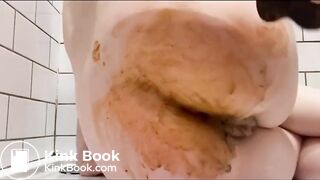 Babe Poops Before Pounding Her Bootyhole