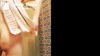 douche nu et chier sur moi meme