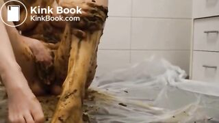 Hot girl shits and smears