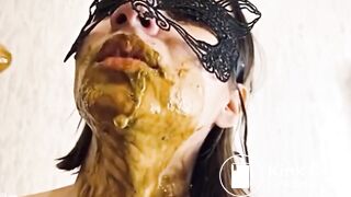 Hermosa mujer devorando su mierda