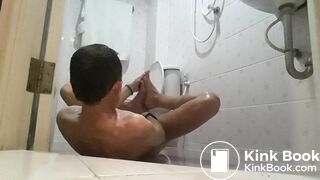 toejober en self footjob sous la douche thai