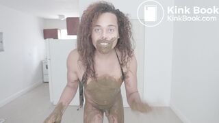 Sexy scat shemale fucks herself in shit