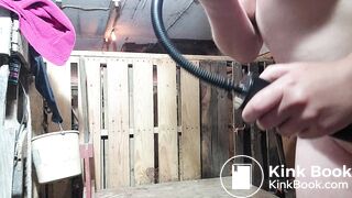 MUST SEE!!! MILF MILKS PUSSY ON LIVESTOCK STAND