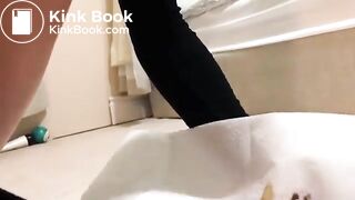 Girl pooping - video 884