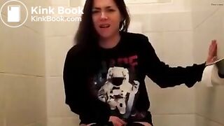 Girl Pooping & Farting - video 2
