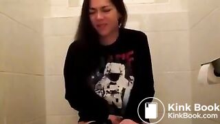Girl Pooping & Farting - video 2
