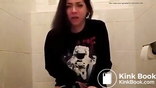 Girl Pooping & Farting - video 2