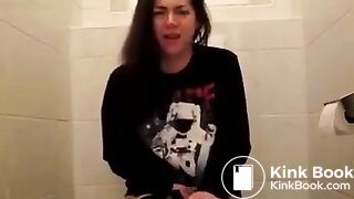 Girl Pooping & Farting - video 2