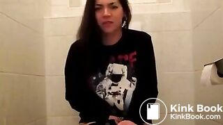 Girl Pooping & Farting - video 2