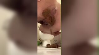 Messy ass girl shits creamy bomb