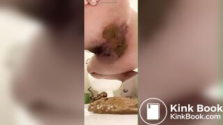 Messy ass girl shits creamy bomb
