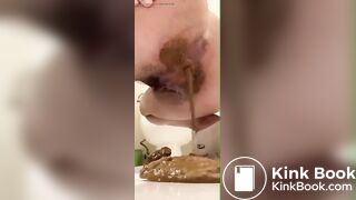 Messy ass girl shits creamy bomb