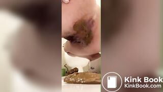 Messy ass girl shits creamy bomb