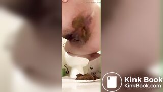 Messy ass girl shits creamy bomb