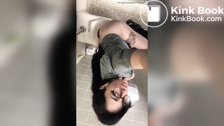 Sexy girl pooping - video 64