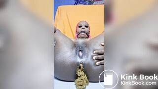 Ebony stuffs pussy with shit Xymz